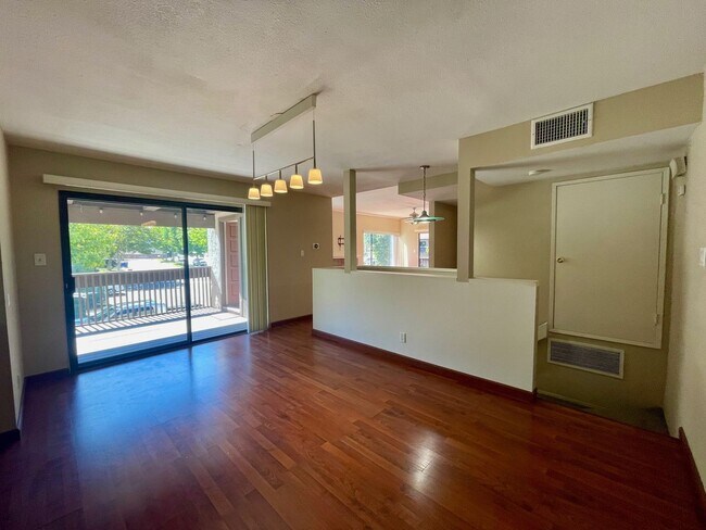 Building Photo - 3 bedroom 2 1/2 bath Townhome with Office ...