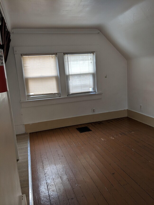 Building Photo - 4 bedroom house for rent