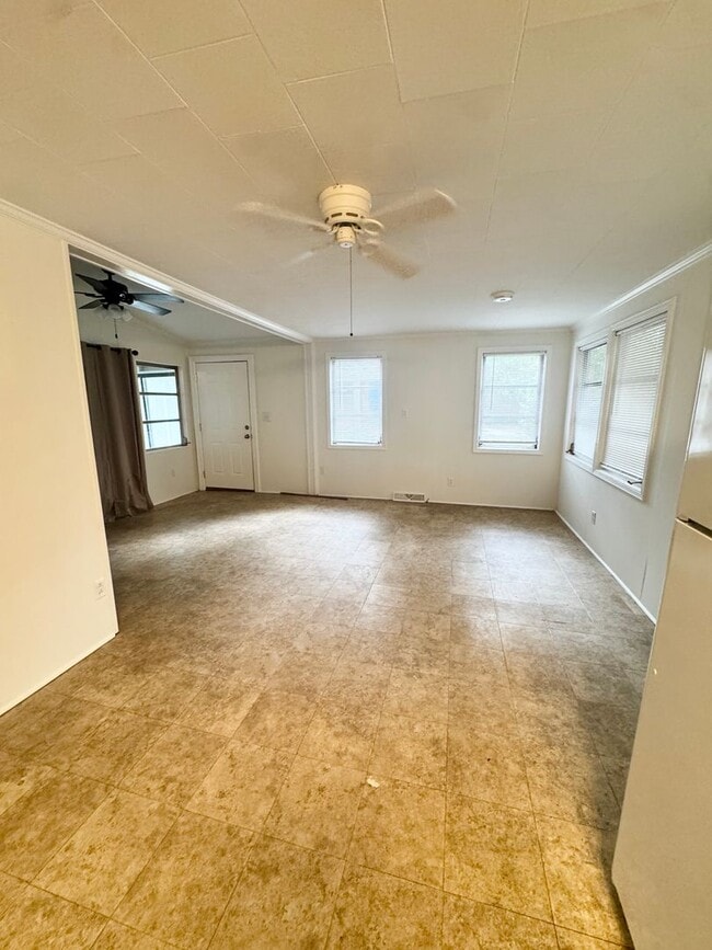 Building Photo - ADORABLE Downtown Cottage in Conway. Fantastic location and TONS of charm. Fenced in back yard!