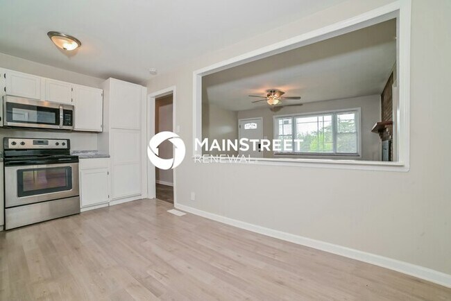Building Photo - 3 Bedroom Pet-Friendly Home in Knoxville, TN with Main Street Renewal