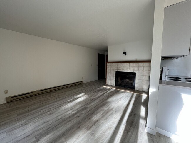 Building Photo - Spacious 2BD/1.5BA Ground-Floor Apartment with Spacious Bedrooms & Modern Kitchen Layout