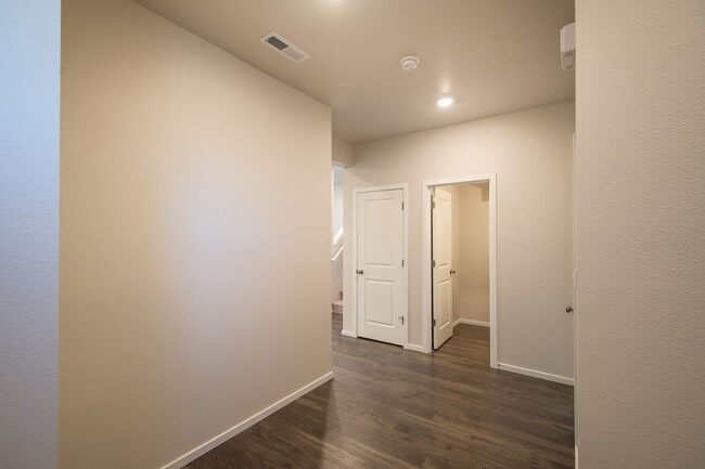 Building Photo - Beautiful newer construction 4 bed, 2.5 ba...