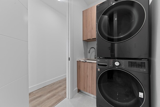 Building Photo - 1314 NE 13th Ave