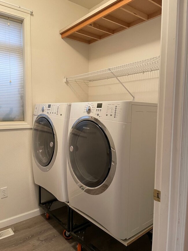 Building Photo - FANTASTIC 4 Bed 2.5 Bath Home in Salmon Cr...