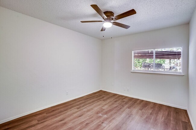 Building Photo - 907 Fieldwood Dr