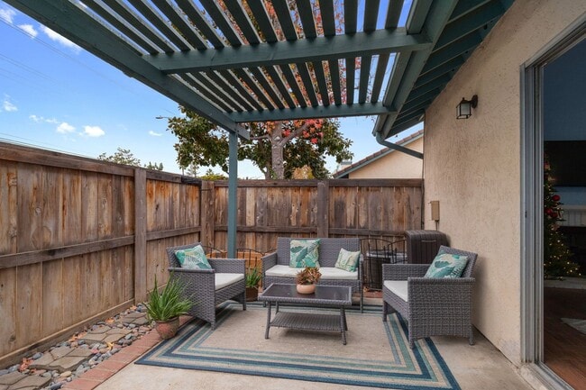 Building Photo - 2 BR Townhome in Escondido w/ 2 car garage