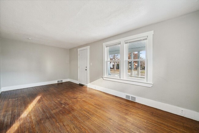 Building Photo - Cute 2 Bed 1 Bath Remodeled Home W/basemen...