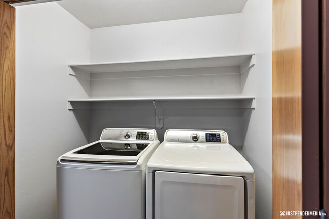 Building Photo - Spacious & Updated 3 Bedroom Duplex Near M...