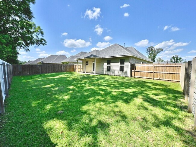 Building Photo - Gorgeous property in the highly sought after Jamestown Crossing in Prairieville