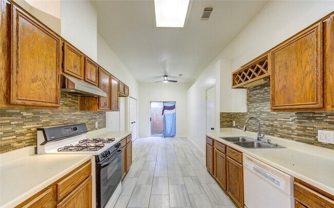 Building Photo - 16830 Scenic Gardens Dr
