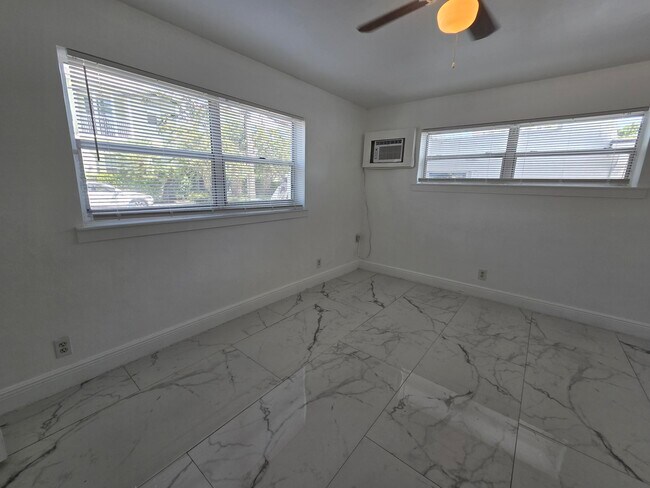 Building Photo - 844 NE 17th Way
