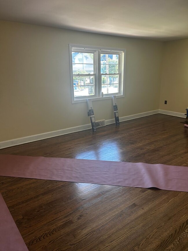 Building Photo - 3 Bedroom 1 bathroom Renovated! 5 minutes ...