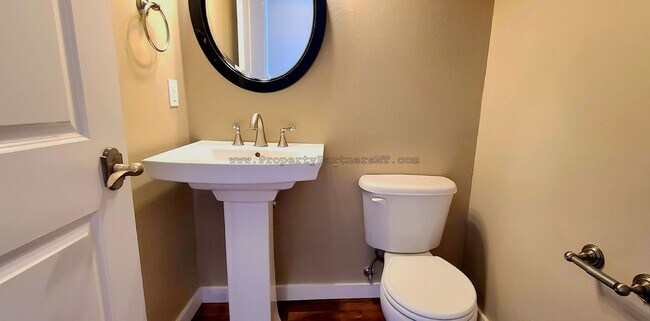 Building Photo - (August Free!) Beautiful 3 Bed 2.5 Bath To...
