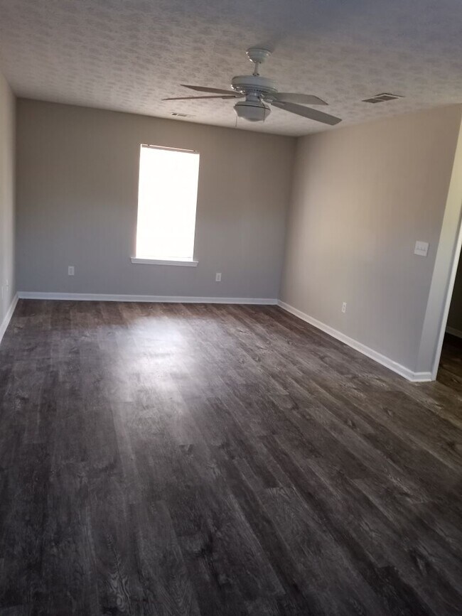 Building Photo - 3/2 with Large Bonus Room  - Split level home with large backyard