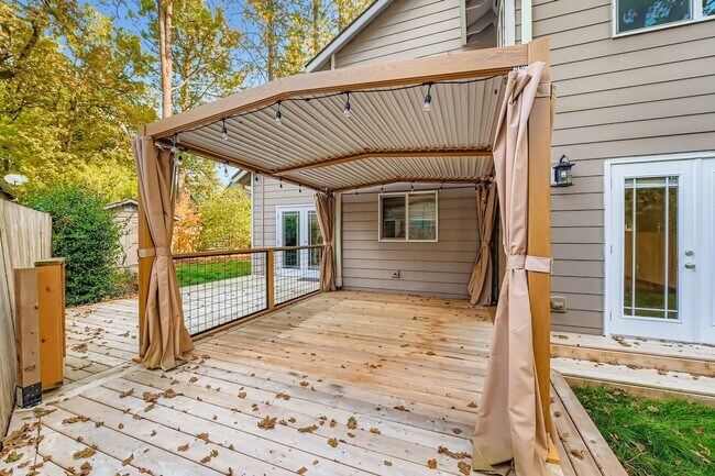 Building Photo - 3BR/3BA Beaverton Home — Central A/C, Vaulted Ceilings, Fenced Yard & 2-Car Garage | No HOA