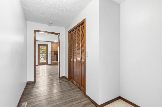 Building Photo - All-Brick Beauty on a Quiet Cul-de-Sac Near Kickapoo!