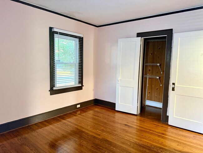 Building Photo - Charming Cape Cod Single Family with inground pool in Norfolk