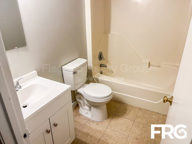 Building Photo - 214 Connie Cir