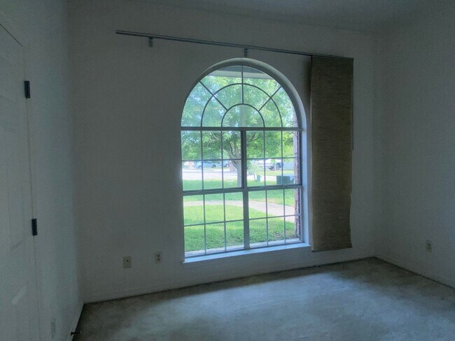Building Photo - 4 BEDROOM, EASY COMMUTE