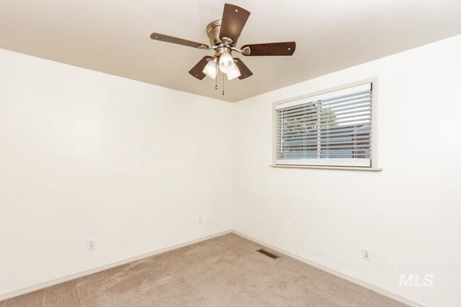 Building Photo - This 3 bedroom, 2 bath, home has lots of c...