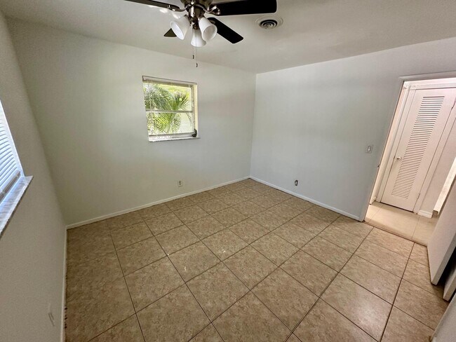 Building Photo - 308 SE 12th St