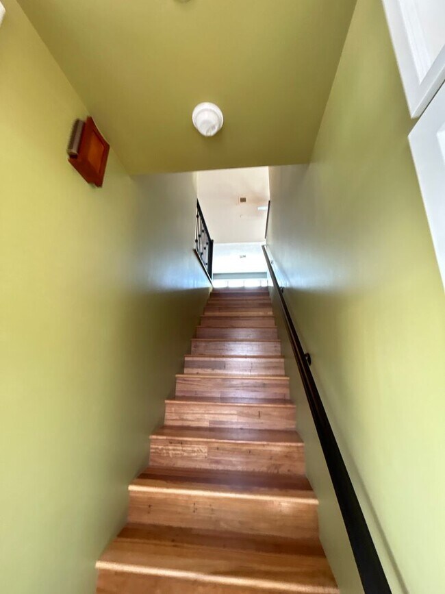 Building Photo - 2 Bedroom / 1.5 Bath Executive Apartment i...