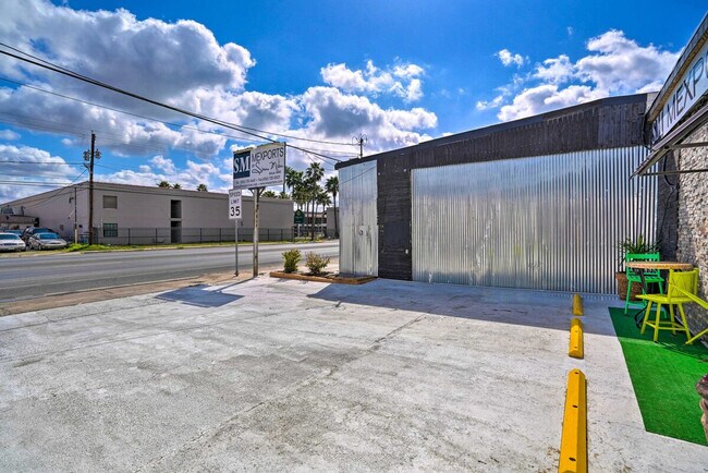 Building Photo - 3704 San Bernardo Ave