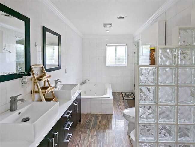 Building Photo - 6140 Pine Tree Dr