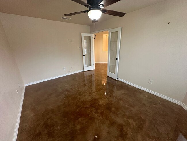 Building Photo - AVAILABLE NOW!!