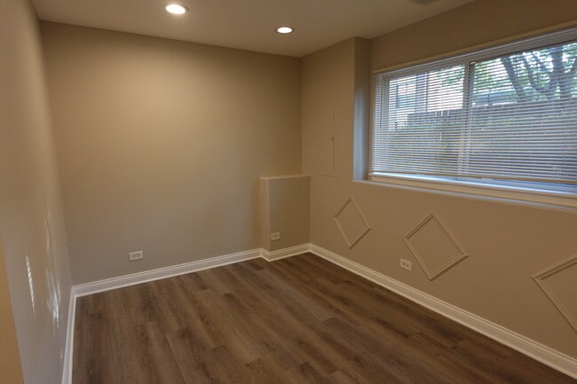 Building Photo - 1136 N Claremont Dr