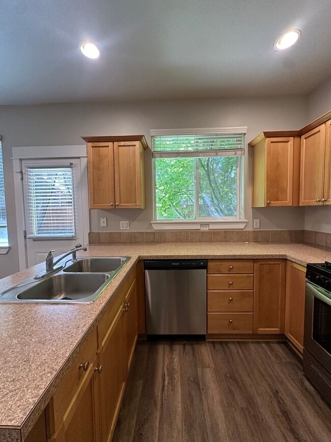 Building Photo - Beautiful home in SE Bend near Jewell Elementary!