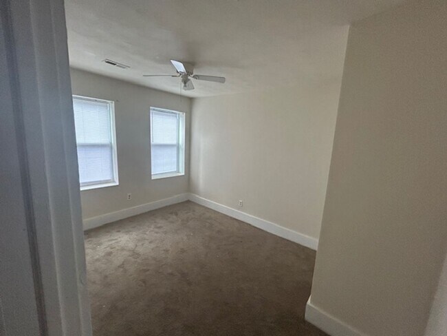 Building Photo - 420 W 31st St