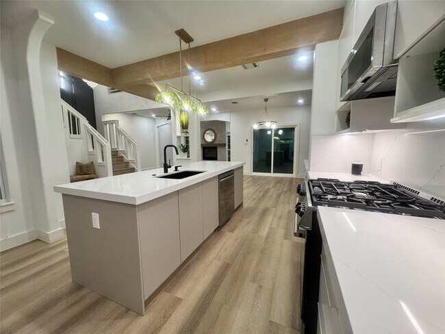 Building Photo - 516 S Post Oak Ln
