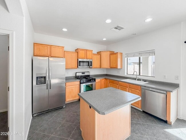 Building Photo - 1009 E Iris Dr