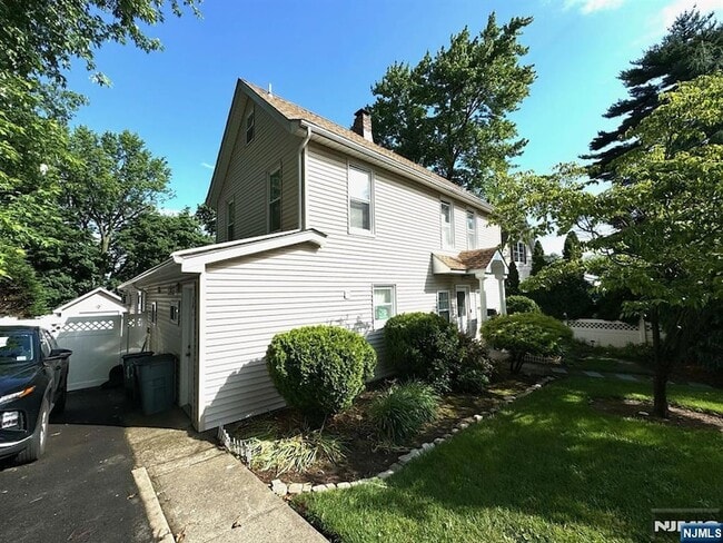 Building Photo - 126 Irving St