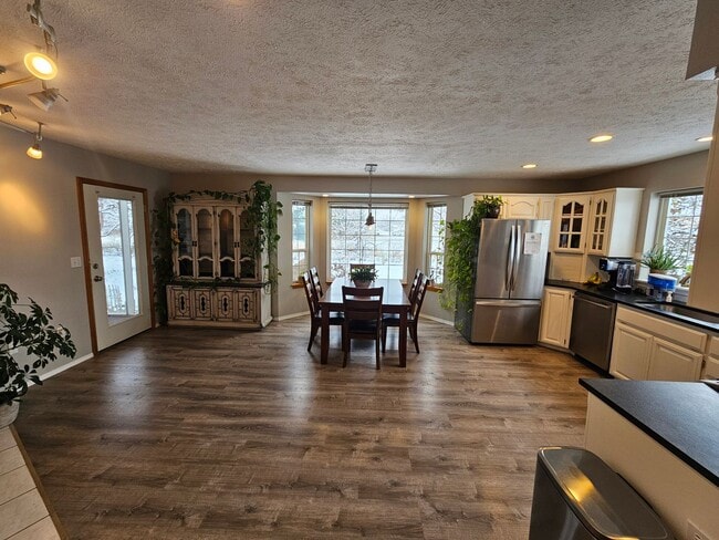 Building Photo - Beautiful Home in the Valley