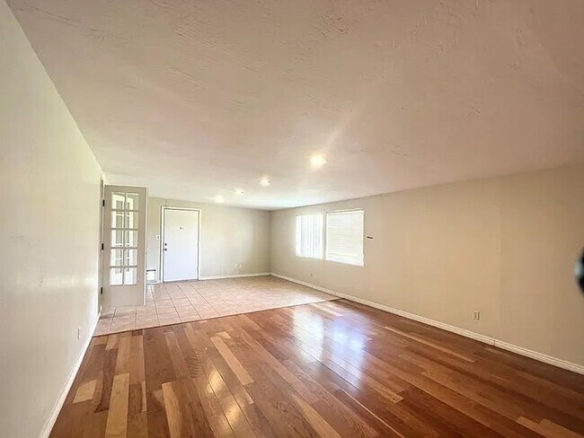 Building Photo - 4437 E Clarendon Ave