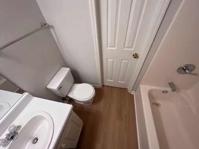 Building Photo - Center 628-630