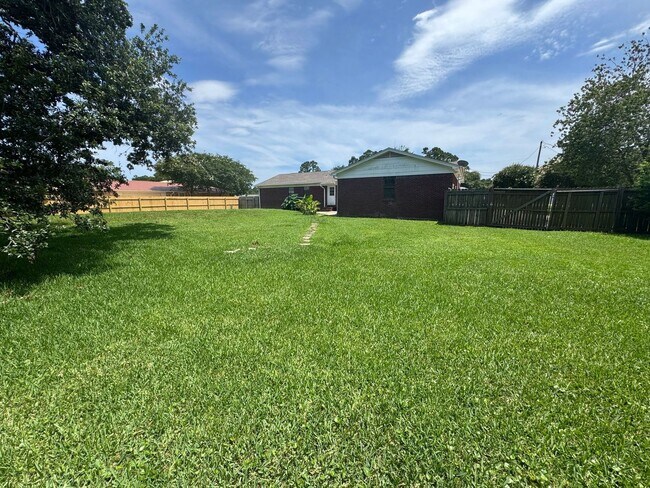Building Photo - Gulf Breeze - Pineglade - 4 bedroom, 3 bat...