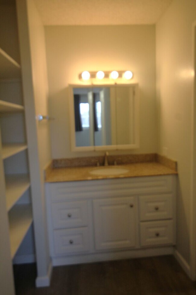 Building Photo - Beautifully upgraded 1 bedroom end unit!
