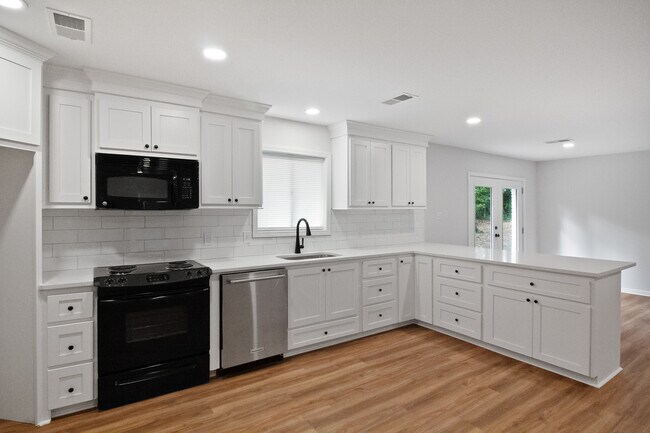Building Photo - 1027 Tanglewood Dr