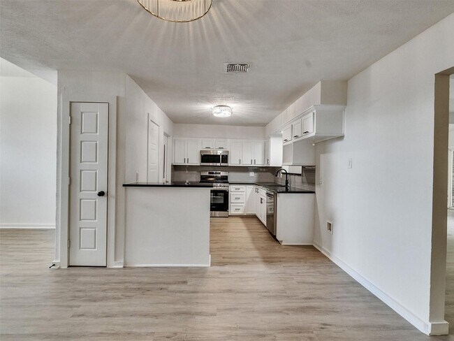 Building Photo - 5627 Southbrook Dr