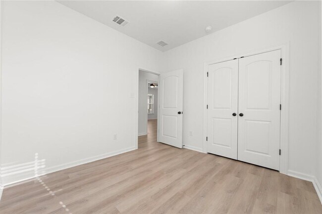 Building Photo - 40720 Mostyn Lake Dr