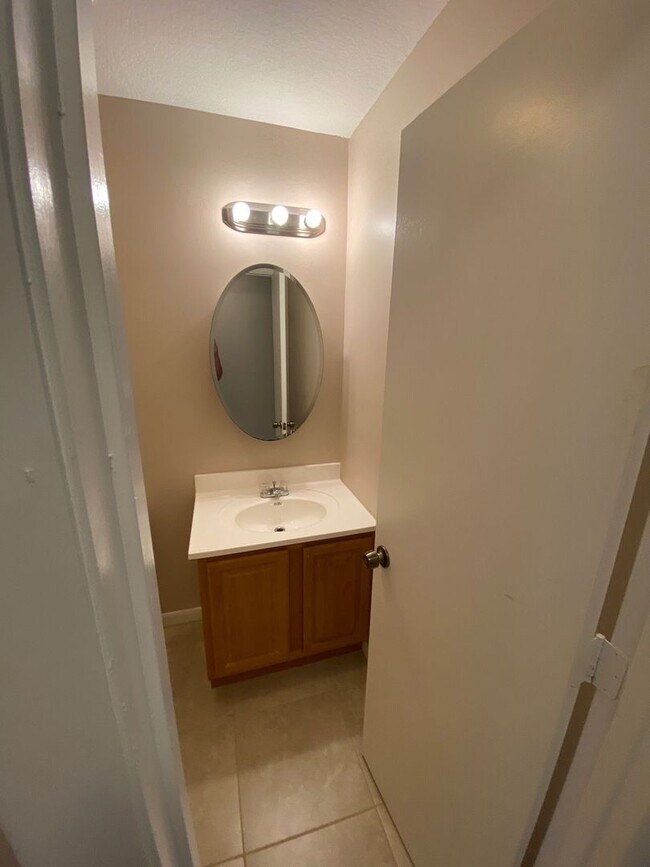 Building Photo - Ready for you to move in!!