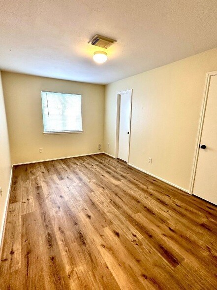 Building Photo - 1838 Strongs Ct