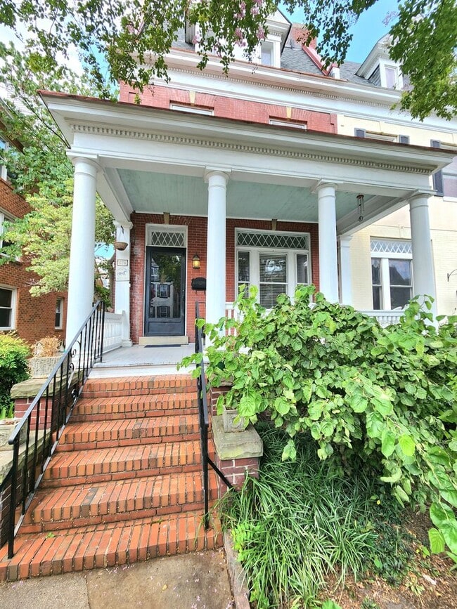 Primary Photo - Elegant, spacious, modern Victorian in the...