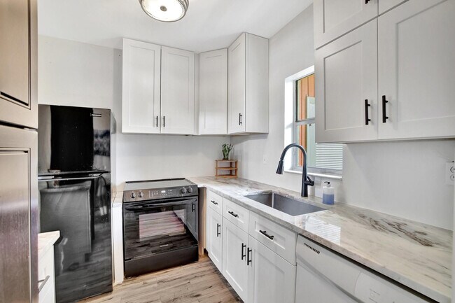 Building Photo - 1450 N Riverside Dr