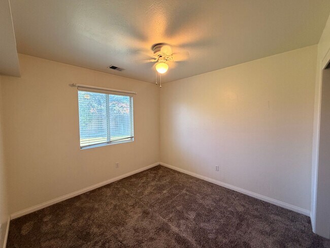Building Photo - NW Bakersfield home!