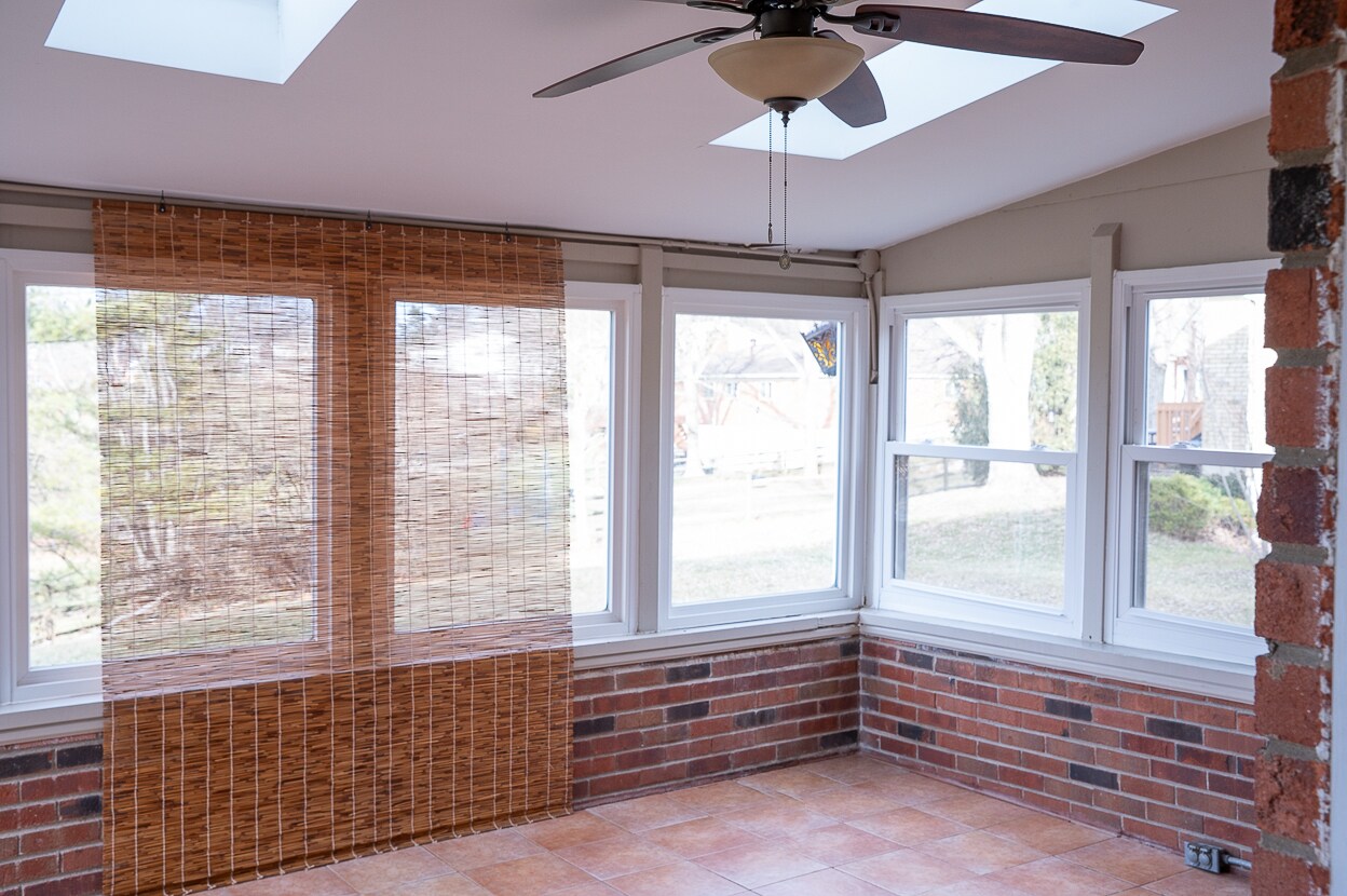 Building Photo - 10737 Silverbrook Dr