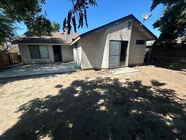 Building Photo - 3 bedroom 2 bathroom in Desirable SW Visalia!